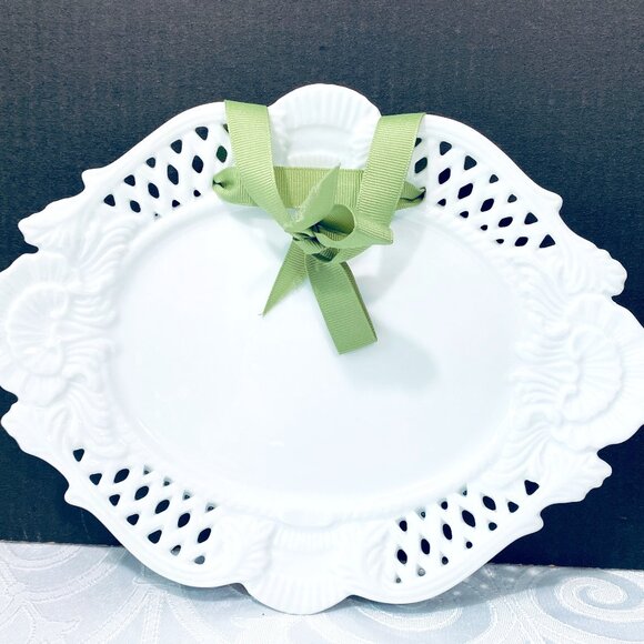 VTGTwo's Company Oval 10.5"x8.25"White Porcelain ReticulatedShellBorder W/Ribbon - Picture 1 of 3